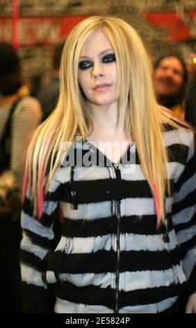 Die aus Platin stammende Singer Songwriterin Avril Lavigne spielt einen Song bei der Veröffentlichung ihres neuen Albums 'The Best Damn Thing' im Virgin Megastore am Times Square, New York. Es ist das dritte Studioalbum des kanadischen Pop-Punk Dynamo und das erste Album seit dem 8-Millionen-Verkauf von 'Under My Skin' von 2004, 17. April 07. [[faa]] Stockfoto