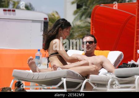 Bad Boy Schauspieler Christian Slater und neue Freundin Jessica (Check) kuschelig beim Speedboat Rennen auf Miami Beach, Fla. 4/22/07. [[Tag mab]] Stockfoto