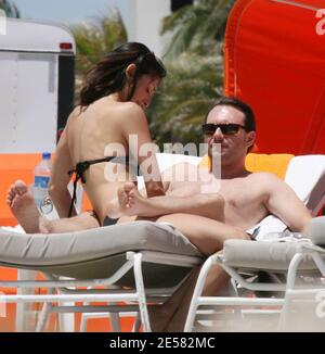 Bad Boy Schauspieler Christian Slater und neue Freundin Jessica (Check) kuschelig beim Speedboat Rennen auf Miami Beach, Fla. 4/22/07. [[Tag mab]] Stockfoto