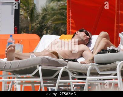 Bad Boy Schauspieler Christian Slater und neue Freundin Jessica (Check) kuschelig beim Speedboat Rennen auf Miami Beach, Fla. 4/22/07. [[Tag mab]] Stockfoto