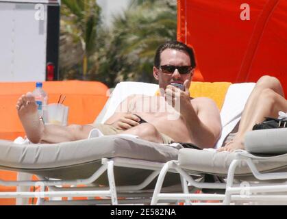 Bad Boy Schauspieler Christian Slater und neue Freundin Jessica (Check) kuschelig beim Speedboat Rennen auf Miami Beach, Fla. 4/22/07. [[Tag mab]] Stockfoto