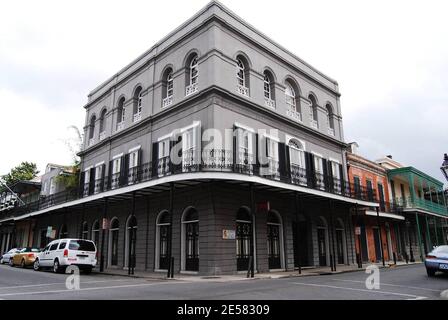 Exklusiv!! Dies ist das verwunschene Herrenhaus im French Quarter von New Orleans, das der Schauspieler Nicolas Cage für 3,450,000 Dollar gekauft hat. Das dreistöckige kreolische Herrenhaus wurde 1832 erbaut und gilt als das am meisten frequentierte Haus in New Orleans. Das Herrenhaus war in seinen frühen Jahren bekannt dafür, dass es der Ort der schrecklichen Grausamkeit gegenüber Sklaven durch die Familie Lalaurie war, die geflohen war und nie angeklagt wurden. Cage besitzt auch eine andere Villa in New Orleans im Garden District, die er im Juni 2005 ebenfalls für 3,450,000 Dollar kaufte. New Orleans, LA, 4/25/07. [[kcs cbg]] Stockfoto