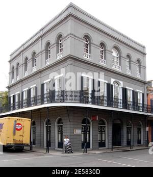 Exklusiv!! Dies ist das verwunschene Herrenhaus im French Quarter von New Orleans, das der Schauspieler Nicolas Cage für 3,450,000 Dollar gekauft hat. Das dreistöckige kreolische Herrenhaus wurde 1832 erbaut und gilt als das am meisten frequentierte Haus in New Orleans. Das Herrenhaus war in seinen frühen Jahren bekannt dafür, dass es der Ort der schrecklichen Grausamkeit gegenüber Sklaven durch die Familie Lalaurie war, die geflohen war und nie angeklagt wurden. Cage besitzt auch eine andere Villa in New Orleans im Garden District, die er im Juni 2005 ebenfalls für 3,450,000 Dollar kaufte. New Orleans, LA, 4/25/07. [[kcs cbg]] Stockfoto