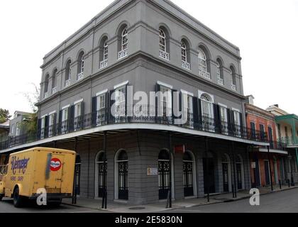 Exklusiv!! Dies ist das verwunschene Herrenhaus im French Quarter von New Orleans, das der Schauspieler Nicolas Cage für 3,450,000 Dollar gekauft hat. Das dreistöckige kreolische Herrenhaus wurde 1832 erbaut und gilt als das am meisten frequentierte Haus in New Orleans. Das Herrenhaus war in seinen frühen Jahren bekannt dafür, dass es der Ort der schrecklichen Grausamkeit gegenüber Sklaven durch die Familie Lalaurie war, die geflohen war und nie angeklagt wurden. Cage besitzt auch eine andere Villa in New Orleans im Garden District, die er im Juni 2005 ebenfalls für 3,450,000 Dollar kaufte. New Orleans, LA, 4/25/07. [[kcs cbg]] Stockfoto