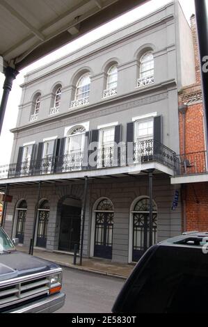 Exklusiv!! Dies ist das verwunschene Herrenhaus im French Quarter von New Orleans, das der Schauspieler Nicolas Cage für 3,450,000 Dollar gekauft hat. Das dreistöckige kreolische Herrenhaus wurde 1832 erbaut und gilt als das am meisten frequentierte Haus in New Orleans. Das Herrenhaus war in seinen frühen Jahren bekannt dafür, dass es der Ort der schrecklichen Grausamkeit gegenüber Sklaven durch die Familie Lalaurie war, die geflohen war und nie angeklagt wurden. Cage besitzt auch eine andere Villa in New Orleans im Garden District, die er im Juni 2005 ebenfalls für 3,450,000 Dollar kaufte. New Orleans, LA, 4/25/07. [[kcs cbg]] Stockfoto