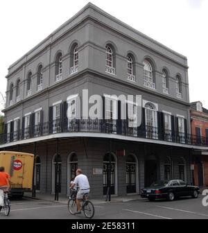 Exklusiv!! Dies ist das verwunschene Herrenhaus im French Quarter von New Orleans, das der Schauspieler Nicolas Cage für 3,450,000 Dollar gekauft hat. Das dreistöckige kreolische Herrenhaus wurde 1832 erbaut und gilt als das am meisten frequentierte Haus in New Orleans. Das Herrenhaus war in seinen frühen Jahren bekannt dafür, dass es der Ort der schrecklichen Grausamkeit gegenüber Sklaven durch die Familie Lalaurie war, die geflohen war und nie angeklagt wurden. Cage besitzt auch eine andere Villa in New Orleans im Garden District, die er im Juni 2005 ebenfalls für 3,450,000 Dollar kaufte. New Orleans, LA, 4/25/07. [[kcs cbg]] Stockfoto