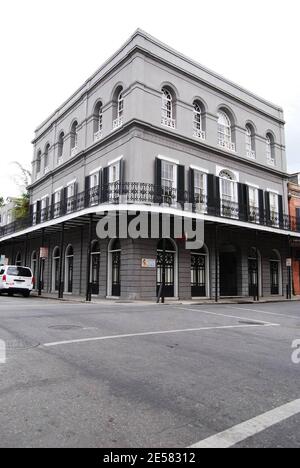 Exklusiv!! Dies ist das verwunschene Herrenhaus im French Quarter von New Orleans, das der Schauspieler Nicolas Cage für 3,450,000 Dollar gekauft hat. Das dreistöckige kreolische Herrenhaus wurde 1832 erbaut und gilt als das am meisten frequentierte Haus in New Orleans. Das Herrenhaus war in seinen frühen Jahren bekannt dafür, dass es der Ort der schrecklichen Grausamkeit gegenüber Sklaven durch die Familie Lalaurie war, die geflohen war und nie angeklagt wurden. Cage besitzt auch eine andere Villa in New Orleans im Garden District, die er im Juni 2005 ebenfalls für 3,450,000 Dollar kaufte. New Orleans, LA, 4/25/07. [[kcs cbg]] Stockfoto