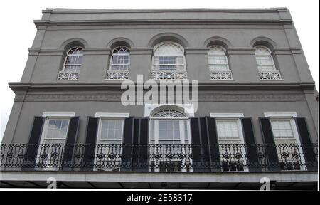 Exklusiv!! Dies ist das verwunschene Herrenhaus im French Quarter von New Orleans, das der Schauspieler Nicolas Cage für 3,450,000 Dollar gekauft hat. Das dreistöckige kreolische Herrenhaus wurde 1832 erbaut und gilt als das am meisten frequentierte Haus in New Orleans. Das Herrenhaus war in seinen frühen Jahren bekannt dafür, dass es der Ort der schrecklichen Grausamkeit gegenüber Sklaven durch die Familie Lalaurie war, die geflohen war und nie angeklagt wurden. Cage besitzt auch eine andere Villa in New Orleans im Garden District, die er im Juni 2005 ebenfalls für 3,450,000 Dollar kaufte. New Orleans, LA, 4/25/07. [[kcs cbg]] Stockfoto