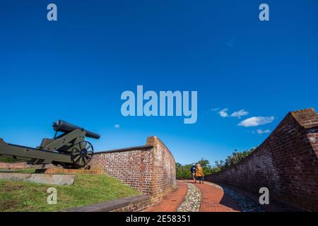 Modell 1841 Navy 32-Pfünder Kanone im Fort Macon State Park in Atlantic Beach, NC. Fort Macon wurde nach dem Krieg von 1812 gebaut, um Beaufort zu verteidigen Stockfoto