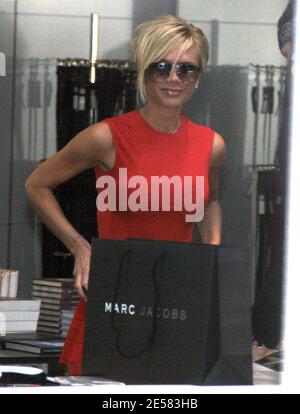 Lady in Rot, Victoria Beckham nimmt Katie Holmes mit, um ihr neues Beverly Hills Herrenhaus in Ca. Zu sehen und macht sich Zeit für einen Einkaufsbummel bei Marc Jacobs und The Grove. 29/07 [[rac ral]] Stockfoto