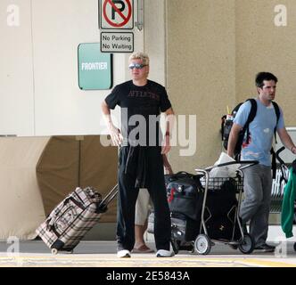 Exklusiv!! Der deutsche Fußballstar Stefan Effenberg kommt am Southwest Florida International Airport an. Der Fußballer trug nicht seinen Ehering und sah aufgeregt aus, als er über 20 Minuten wartete, um von einer Person abgeholt zu werden, die schien sein Sohn zu sein (Check?). 03/01/07. [[Tag]] Stockfoto