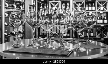 Glänzende Kristallgläser in Schwarz und Weiß Stockfoto