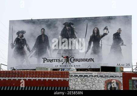 Exklusiv!! Riesige Fotos von Johnny Depp dominieren den Sunset Strip, der die bevorstehende Veröffentlichung von Pirates of the Caribbean, Los Angeles, Kalifornien, 5/13/07, fördert. [[Tag]] Stockfoto