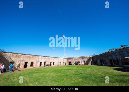 Blick auf den Paradeplatz im Fort Macon State Park in Atlantic Beach, NC. Fort Macon wurde nach dem Krieg von 1812 gebaut, um Beaufort Hafen zu verteidigen. Stockfoto