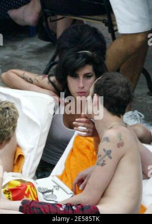 Exklusiv!! Die britische Gesangsensation Amy Winehouse sagte: "Ja, ja, ja!" Am Freitagmorgen in Miami, wo sie heiratete fianc Blake Fielder-Civil in einer intimen Zeremonie von sechs Freunden. Nach den Nuptials ging das glückliche Paar in die Poolbar des Miami Beach Hotels, wo sie mit Getränken feierten und ihre offensichtliche Zuneigung füreinander zeigten. Miami, Florida 5/18/07. [[mab]] Stockfoto