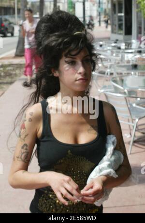 Exklusiv!! Die britische Gesangsensation Amy Winehouse sagte: "Ja, ja, ja!" Am Freitagmorgen in Miami, wo sie heiratete fianc Blake Fielder-Civil in einer intimen Zeremonie von sechs Freunden. Nach den Nuptials ging das glückliche Paar in die Poolbar des Miami Beach Hotels, wo sie mit Getränken feierten und ihre offensichtliche Zuneigung füreinander zeigten. Miami, Florida 5/18/07. [[mab]] Stockfoto