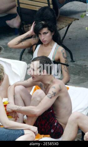 Exklusiv!! Die britische Gesangsensation Amy Winehouse sagte: "Ja, ja, ja!" Am Freitagmorgen in Miami, wo sie heiratete fianc Blake Fielder-Civil in einer intimen Zeremonie von sechs Freunden. Nach den Nuptials ging das glückliche Paar in die Poolbar des Miami Beach Hotels, wo sie mit Getränken feierten und ihre offensichtliche Zuneigung füreinander zeigten. Miami, Florida 5/18/07. [[mab]] Stockfoto