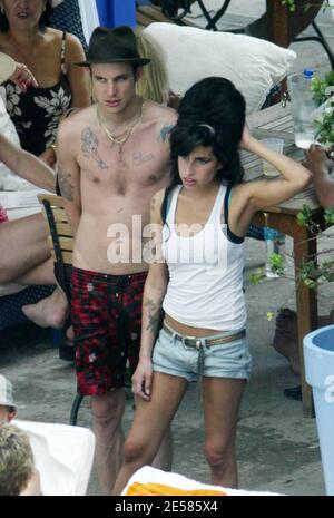 Exklusiv!! Die britische Gesangsensation Amy Winehouse sagte: "Ja, ja, ja!" Am Freitagmorgen in Miami, wo sie heiratete fianc Blake Fielder-Civil in einer intimen Zeremonie von sechs Freunden. Nach den Nuptials ging das glückliche Paar in die Poolbar des Miami Beach Hotels, wo sie mit Getränken feierten und ihre offensichtliche Zuneigung füreinander zeigten. Miami, Florida 5/18/07. [[mab]] Stockfoto