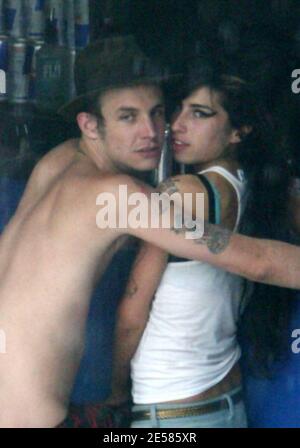 Exklusiv!! Die britische Gesangsensation Amy Winehouse sagte: "Ja, ja, ja!" Am Freitagmorgen in Miami, wo sie heiratete fianc Blake Fielder-Civil in einer intimen Zeremonie von sechs Freunden. Nach den Nuptials ging das glückliche Paar in die Poolbar des Miami Beach Hotels, wo sie mit Getränken feierten und ihre offensichtliche Zuneigung füreinander zeigten. Miami, Florida 5/18/07. [[mab]] Stockfoto