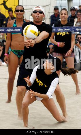 Eva Longoria nimmt am berühmten Beachvolleyball-Spiel Spike for HOPE in Verbindung mit der AVP Pro Beach Volleyball Crocs Tour 2007 bei den Toyota Hermosa Beach Open Teil, um Padres Contra El Cancer zu nutzen. Weitere prominente Teilnehmer waren: Amaury Nolasco, Mario Lopez, Cristian De La Fuente, Matt Cedeno, Yancey Arias, Gabrielle Reese, Laird Hamilton, Monica Seles, Valery Ortiz und Page Kennedy. Hermosa Beach, Kalifornien 5/20/07. [[wam]] Stockfoto