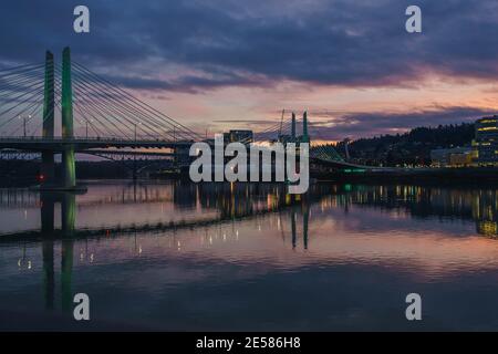 Portland, OR, USA bei Nacht: Tilikum Crossing Stockfoto