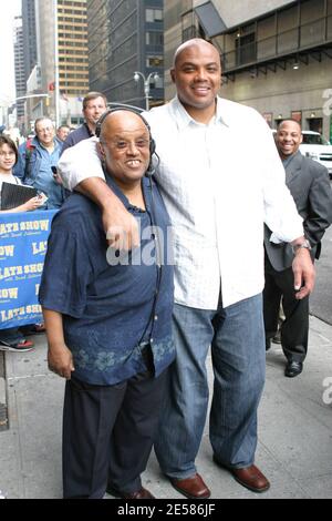 Charles Barkley und Biff Henderson posieren vor dem Studio 'The Late Show with David Letterman'. New York, NY, 22. Mai 07. [[faa]] Stockfoto