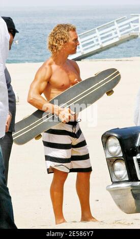 Exklusiv!! Matthew McConaughey versucht auszuarbeiten, wie man ein Skateboard auf dem Satz seines neuen Films "Surfer Dude" in Malibu, Kalifornien, fährt. 5/25/07. [[LAJ]] Stockfoto