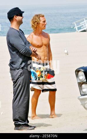 Exklusiv!! Matthew McConaughey versucht auszuarbeiten, wie man ein Skateboard auf dem Satz seines neuen Films "Surfer Dude" in Malibu, Kalifornien, fährt. 5/25/07. [[LAJ]] Stockfoto