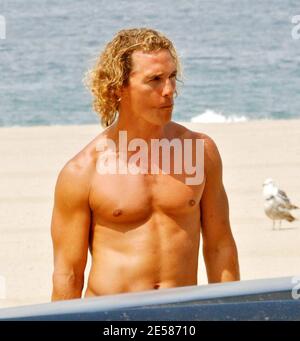 Exklusiv!! Matthew McConaughey versucht auszuarbeiten, wie man ein Skateboard auf dem Satz seines neuen Films "Surfer Dude" in Malibu, Kalifornien, fährt. 5/25/07. [[laj]] Stockfoto