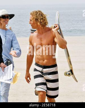 Exklusiv!! Matthew McConaughey versucht auszuarbeiten, wie man ein Skateboard auf dem Satz seines neuen Films "Surfer Dude" in Malibu, Kalifornien, fährt. 5/25/07. [[LAJ]] Stockfoto