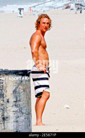 Exklusiv!! Matthew McConaughey versucht auszuarbeiten, wie man ein Skateboard auf dem Satz seines neuen Films "Surfer Dude" in Malibu, Kalifornien, fährt. 5/25/07. [[LAJ]] Stockfoto