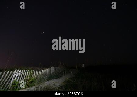 Ein Sternenhimmel über den Sanddünen am Atlantic Beach, North Carolina. Stockfoto