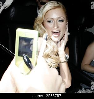 Paris und Nicky machen sich bereit für eine Nacht in der Stadt, um die MTV Movie Awards zu feiern. Pariser Fans waren bei ihnen zu Hause, um ihr alles gute zu wünschen, bevor sie in den nächsten Tagen ins Gefängnis geht und um Fotos und Autogramme bittet. Ein Fan übergab ihr eine Unterstützungsnote, die sie las, als sie in ihrer Limousine wegfuhr. West Hollywood, Kalifornien, 3. Juni 07. [[wam]] Stockfoto