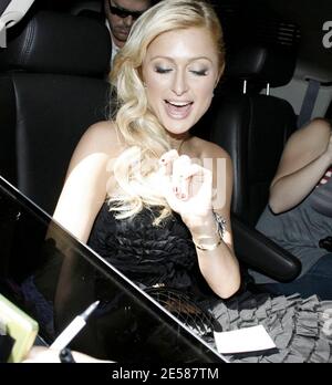 Paris und Nicky machen sich bereit für eine Nacht in der Stadt, um die MTV Movie Awards zu feiern. Pariser Fans waren bei ihnen zu Hause, um ihr alles gute zu wünschen, bevor sie in den nächsten Tagen ins Gefängnis geht und um Fotos und Autogramme bittet. Ein Fan übergab ihr eine Unterstützungsnote, die sie las, als sie in ihrer Limousine wegfuhr. West Hollywood, Kalifornien, 3. Juni 07. [[wam]] Stockfoto