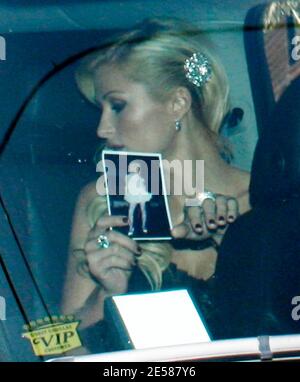 Paris Hilton verlässt ihr Hollywood-Haus mit einem Foto, vielleicht von sich selbst in glücklicheren Zeiten. Die Erbin würde sich am nächsten Morgen ins Gefängnis ergeben, Hollywood, Kalifornien 6/3/07. [[wam]] Stockfoto