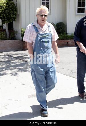 Exklusiv!! Was für ein Rotten Haarschnitt, Johnny! Wir haben John Lydon alias Johnny Rotten für einen Spaziergang in einem Paar Farmer-Style Denim Latzhose und einem seltsamen Haarschnitt gefangen, der fast aussah, als ob er blutete. Los Angeles, Kalifornien, 6/6/07. [[rac ral]] Stockfoto