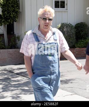 Exklusiv!! Was für ein Rotten Haarschnitt, Johnny! Wir haben John Lydon alias Johnny Rotten für einen Spaziergang in einem Paar Farmer-Style Denim Latzhose und einem seltsamen Haarschnitt gefangen, der fast aussah, als ob er blutete. Los Angeles, Kalifornien, 6/6/07. [[rac ral]] Stockfoto