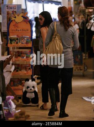 Courtney Cox ging mit Tochter Coco und einem Freund zum Mittagessen in Ed's Coffee Shop in LA, ließ aber das meiste Essen auf ihrem Teller! Cox besuchte auch Bel Bambini, ein Baby-Bekleidungsgeschäft auf Robertson Blvd. Die Schauspielerin 'dirt' sagte kürzlich, dass sie sich wieder einer in-vitro-Fertilisation (IVF) unterziehen will, in der Hoffnung, ein zweites Kind zu bekommen. Die Schauspielerin trug ein baggy gestreiftes Oberteil und von einem Profil schien eine leichte Bauchwulst zu haben. Los Angeles, Kalifornien, 6/6/07. [[rac ral]] Stockfoto