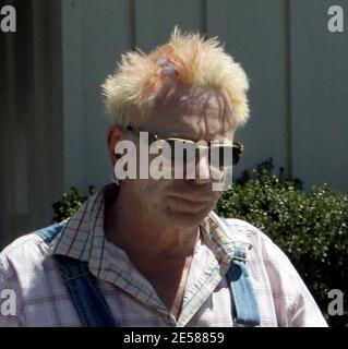 Exklusiv!! Was für ein Rotten Haarschnitt, Johnny! Wir haben John Lydon alias Johnny Rotten für einen Spaziergang in einem Paar Farmer-Style Denim Latzhose und einem seltsamen Haarschnitt gefangen, der fast aussah, als ob er blutete. Los Angeles, Kalifornien, 6/6/07. [[rac ral]] Stockfoto
