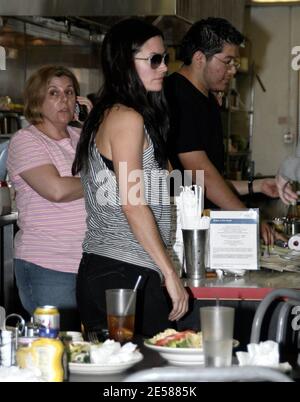 Courtney Cox ging mit Tochter Coco und einem Freund zum Mittagessen in Ed's Coffee Shop in LA, ließ aber das meiste Essen auf ihrem Teller! Cox besuchte auch Bel Bambini, ein Baby-Bekleidungsgeschäft auf Robertson Blvd. Die Schauspielerin 'dirt' sagte kürzlich, dass sie sich wieder einer in-vitro-Fertilisation (IVF) unterziehen will, in der Hoffnung, ein zweites Kind zu bekommen. Die Schauspielerin trug ein baggy gestreiftes Oberteil und von einem Profil schien eine leichte Bauchwulst zu haben. Los Angeles, Kalifornien, 6/6/07. [[rac ral]] Stockfoto