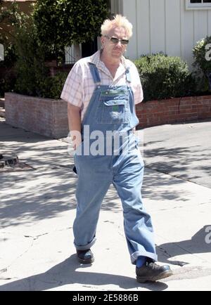 Exklusiv!! Was für ein Rotten Haarschnitt, Johnny! Wir haben John Lydon alias Johnny Rotten für einen Spaziergang in einem Paar Farmer-Style Denim Latzhose und einem seltsamen Haarschnitt gefangen, der fast aussah, als ob er blutete. Los Angeles, Kalifornien, 6/6/07. [[rac ral]] Stockfoto