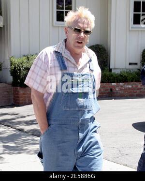 Exklusiv!! Was für ein Rotten Haarschnitt, Johnny! Wir haben John Lydon alias Johnny Rotten für einen Spaziergang in einem Paar Farmer-Style Denim Latzhose und einem seltsamen Haarschnitt gefangen, der fast aussah, als ob er blutete. Los Angeles, Kalifornien, 6/6/07. [[rac ral]] Stockfoto