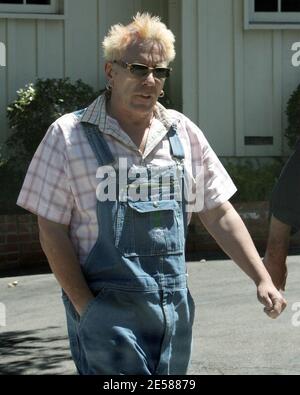 Exklusiv!! Was für ein Rotten Haarschnitt, Johnny! Wir haben John Lydon alias Johnny Rotten für einen Spaziergang in einem Paar Farmer-Style Denim Latzhose und einem seltsamen Haarschnitt gefangen, der fast aussah, als ob er blutete. Los Angeles, Kalifornien, 6/6/07. [[rac ral]] Stockfoto
