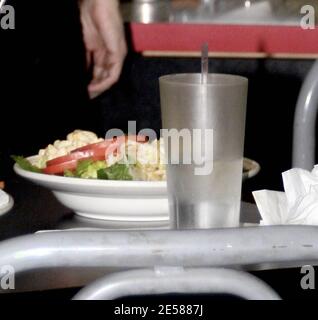 Courtney Cox ging mit Tochter Coco und einem Freund zum Mittagessen in Ed's Coffee Shop in LA, ließ aber das meiste Essen auf ihrem Teller! Cox besuchte auch Bel Bambini, ein Baby-Bekleidungsgeschäft auf Robertson Blvd. Die Schauspielerin 'dirt' sagte kürzlich, dass sie sich wieder einer in-vitro-Fertilisation (IVF) unterziehen will, in der Hoffnung, ein zweites Kind zu bekommen. Die Schauspielerin trug ein baggy gestreiftes Oberteil und von einem Profil schien eine leichte Bauchwulst zu haben. Los Angeles, Kalifornien, 6/6/07. [[rac ral]] Stockfoto