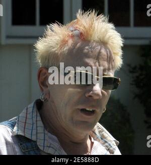 Exklusiv!! Was für ein Rotten Haarschnitt, Johnny! Wir haben John Lydon alias Johnny Rotten für einen Spaziergang in einem Paar Farmer-Style Denim Latzhose und einem seltsamen Haarschnitt gefangen, der fast aussah, als ob er blutete. Los Angeles, Kalifornien, 6/6/07. [[rac ral]] Stockfoto