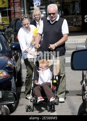 Malcolm McDowell, seine Frau Kelley Kuhr und ihr Sohn Beckett Taylor verbringen einen Samstagnachmittag in Malibu, Kalifornien, 07. [[rac]] Stockfoto