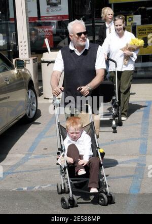 Malcolm McDowell, seine Frau Kelley Kuhr und ihr Sohn Beckett Taylor verbringen einen Samstagnachmittag in Malibu, Kalifornien, 07. [[rac]] Stockfoto