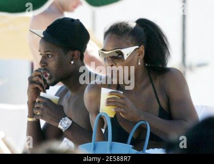 Exklusiv!! Serena Williams' Freund Jackie Long, rettet sie während eines Tages in Miami Beach, Florida 6/10/07 vor einer Fehlfunktion der Garderobe. [[mab]] Stockfoto