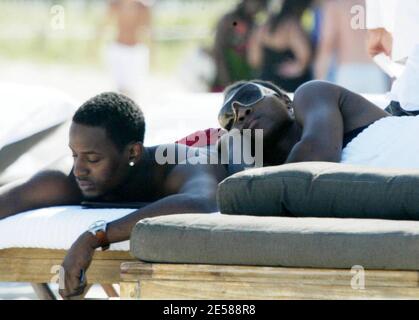 Exklusiv!! Serena Williams' Freund Jackie Long, rettet sie während eines Tages in Miami Beach, Florida 6/10/07 vor einer Fehlfunktion der Garderobe. [[mab]] Stockfoto