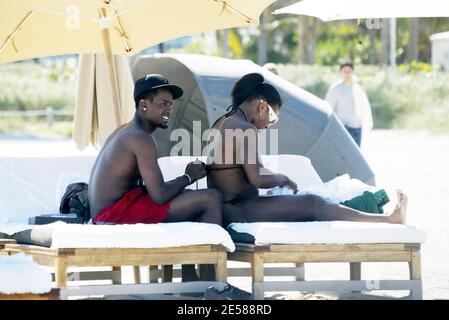 Exklusiv!! Serena Williams' Freund Jackie Long, rettet sie während eines Tages in Miami Beach, Florida 6/10/07 vor einer Fehlfunktion der Garderobe. [[mab]] Stockfoto